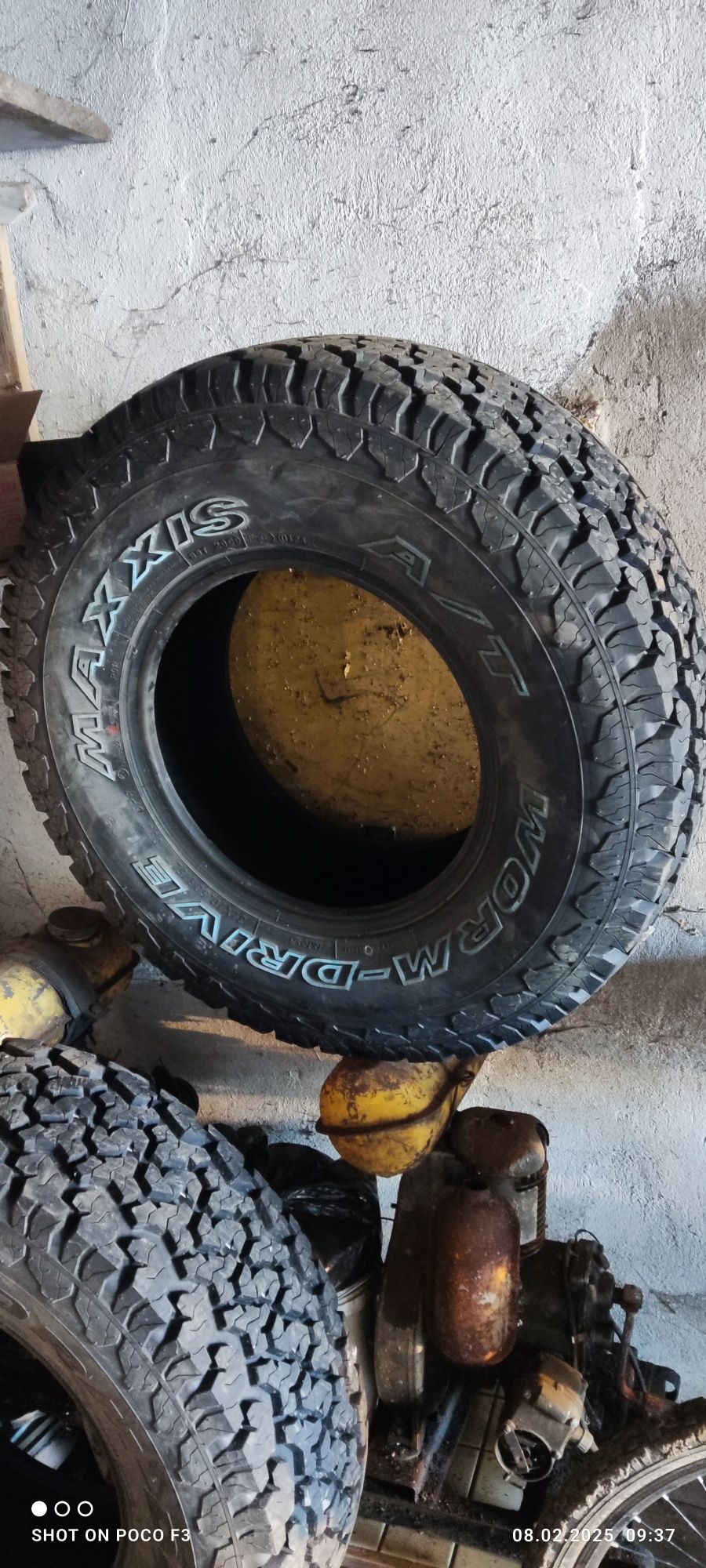 Продам два новых баллона MAXXIS A/T