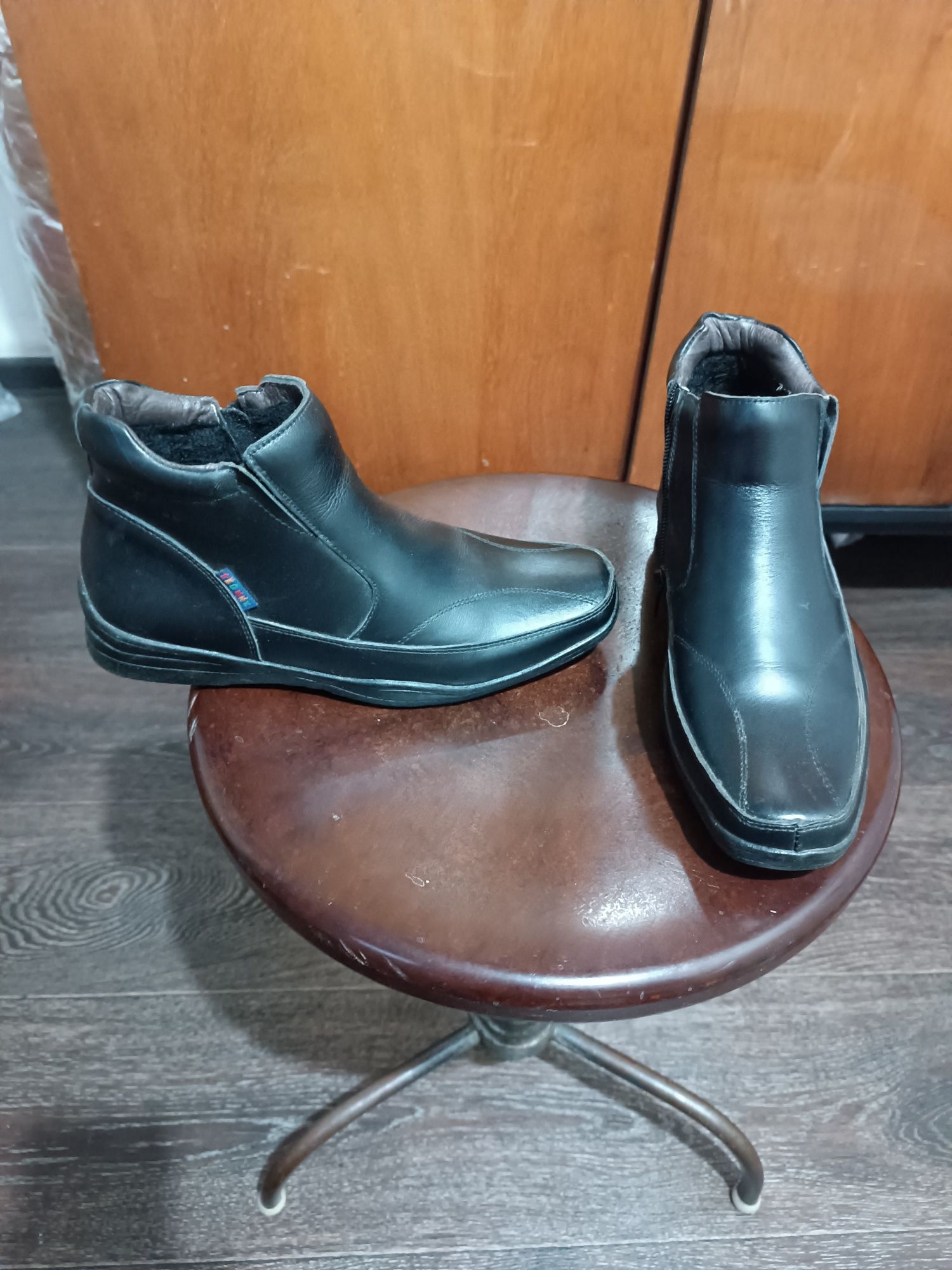 Продам кроссовки,туфли,полусапожки,шлепанцы и др.