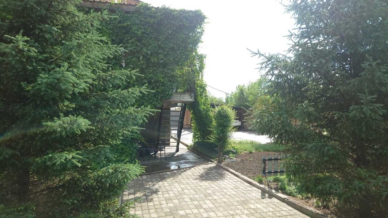 таунхаус  с садом , террасой и крытой парковкой