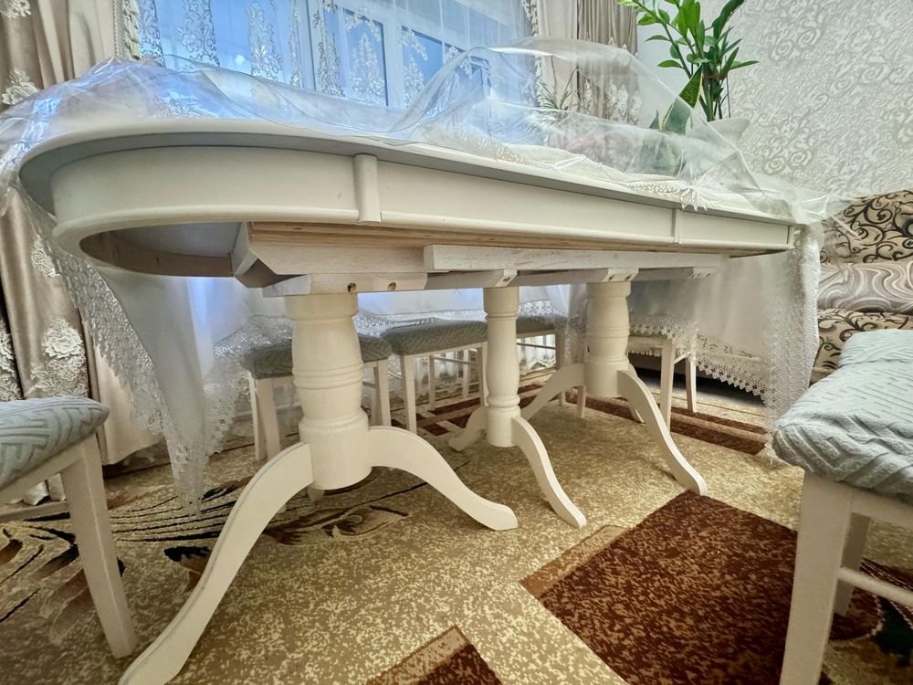 стол без стульев