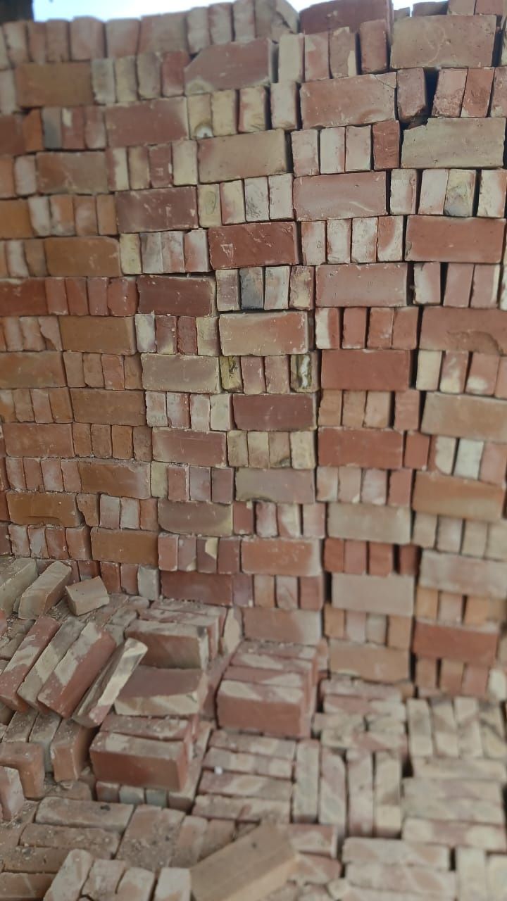 Красный жжени кирпич