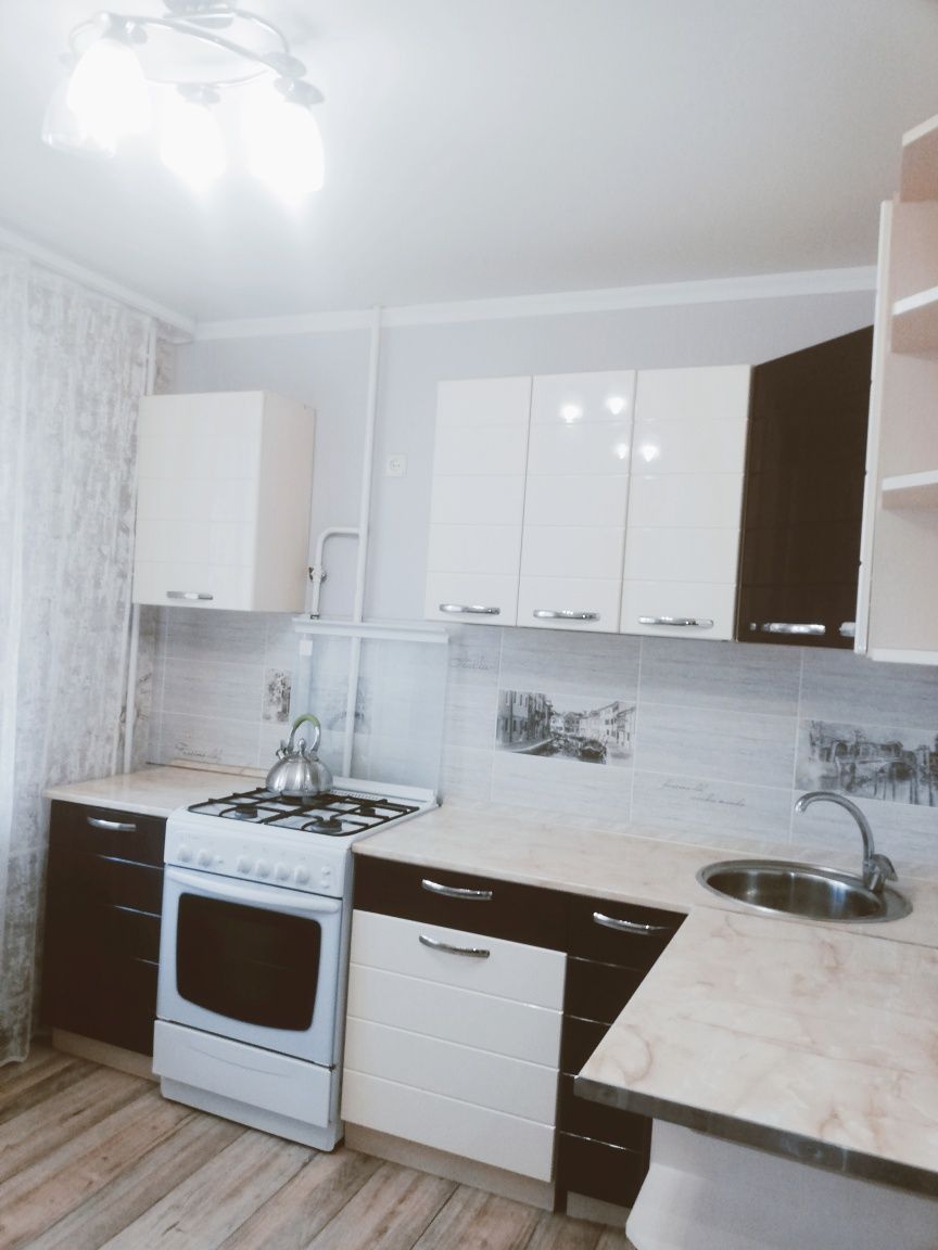 Посуточно 1ком. кв. 8 мкр. Братьев Жубановых 283 /1