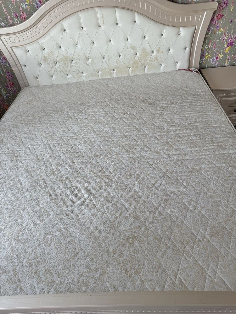 Продам кровать 200*180    2 тумба  комод с зеркалом торг есть