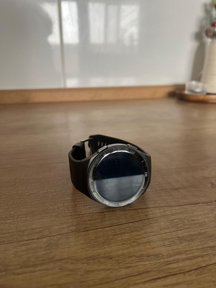 смарт часы Huawei watch GT2e в рабочем, хорошем состоянии