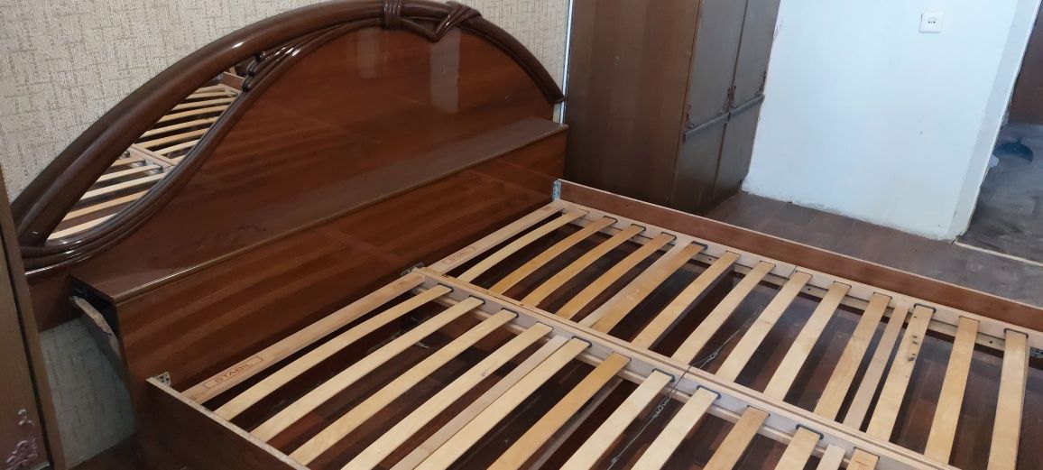 Продам импортную двуспальную кровать без матраца + ТРЮМО