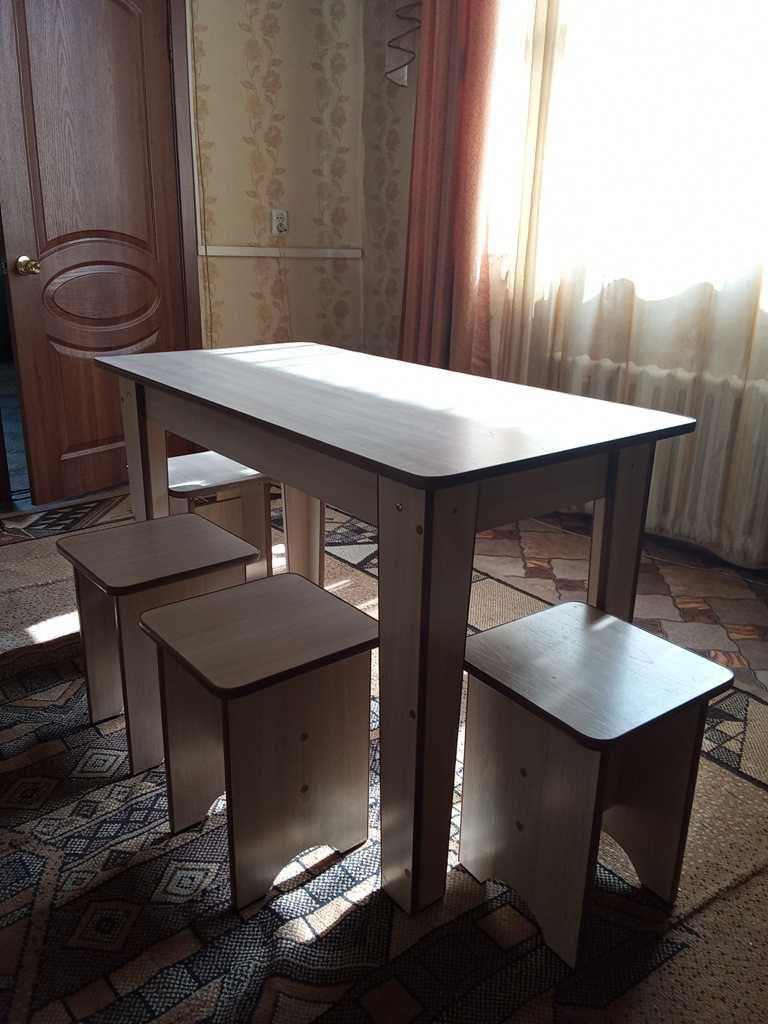 Продам за 32 000 т. комплект из стола и 4 табуреток