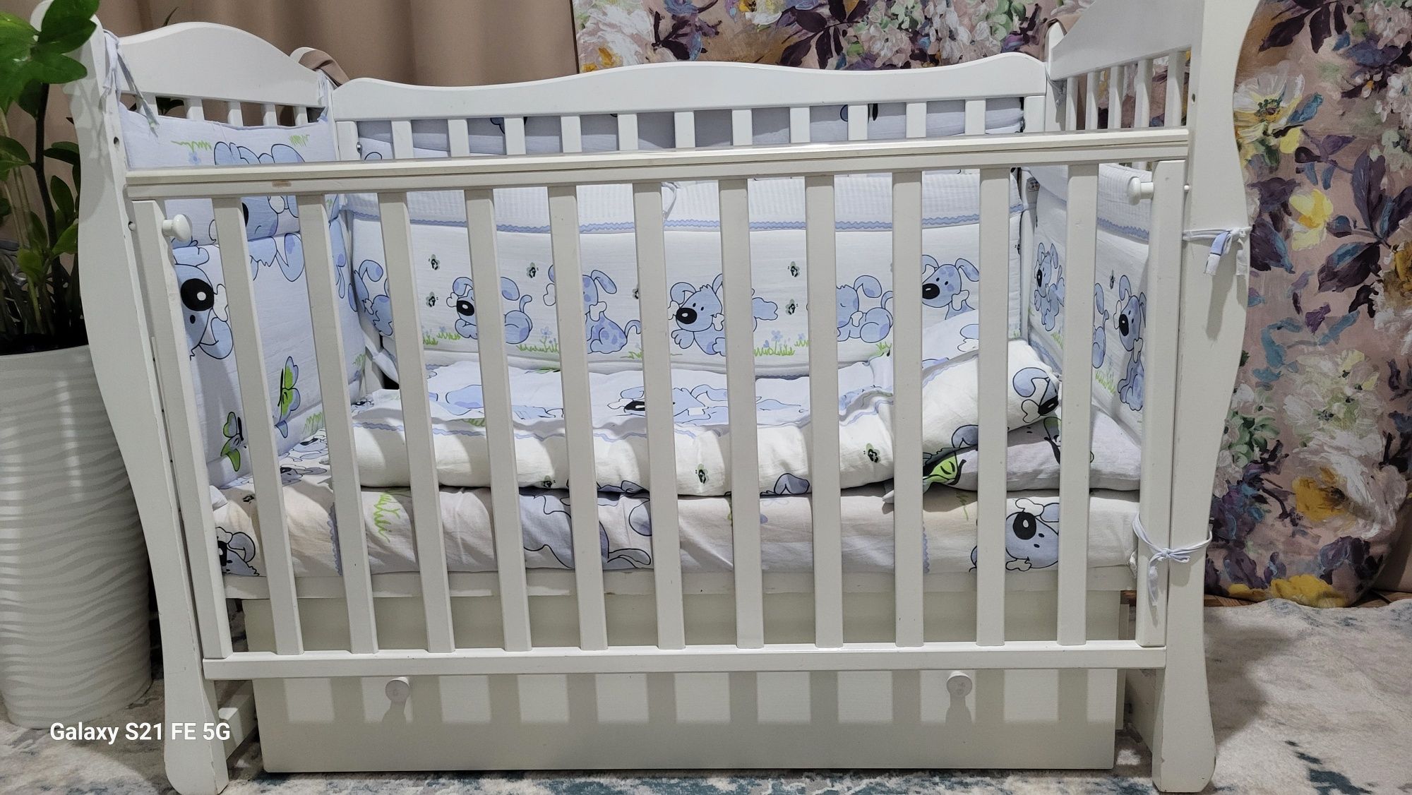 Продам кроватку детскую с маятниковым эффектом , с матрасом ,