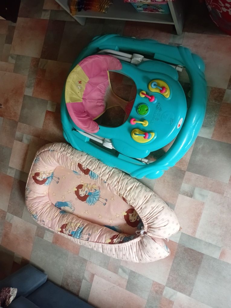 Продам детскую коляску, ходунки и кокон