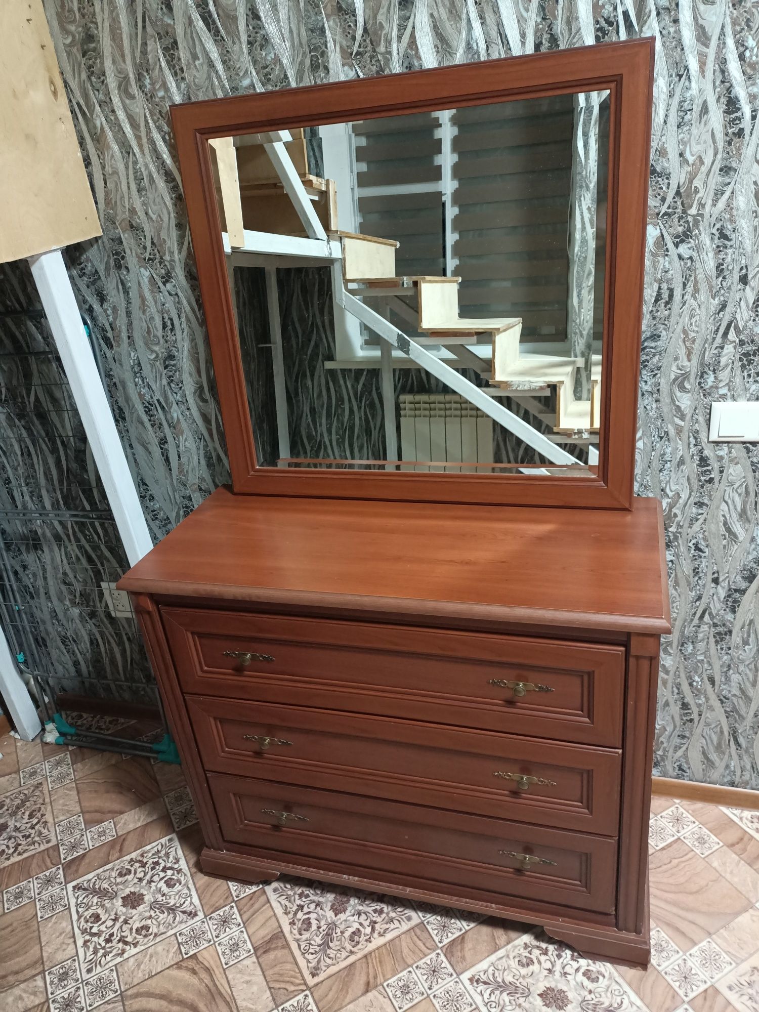 Продам комод с зеркалом, тумбу и прихожую