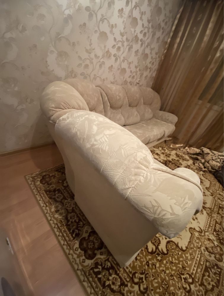 Диван угловой бежевый в хорошем состоянии