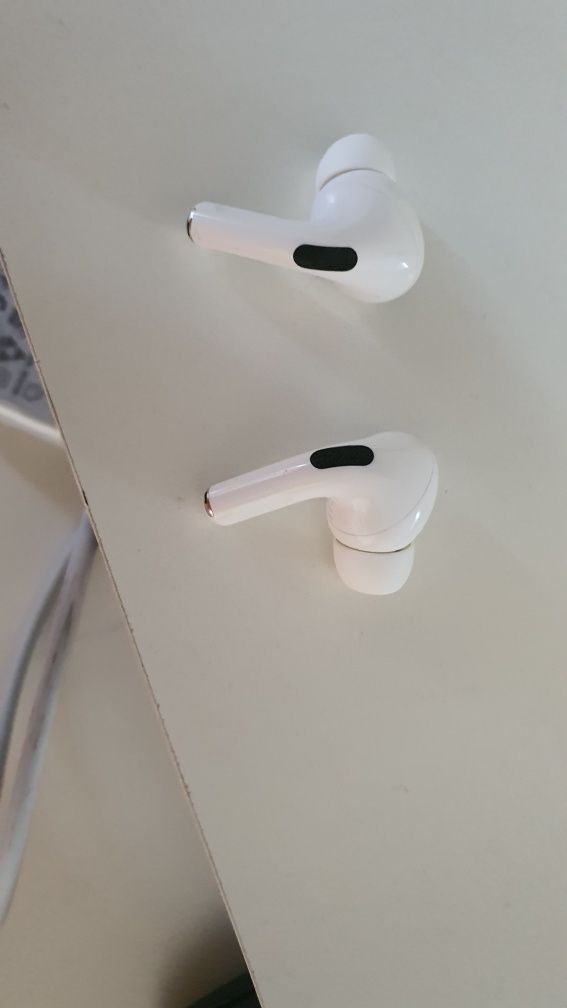 Продам наушник левый ухо и правый ухо от airpods pro