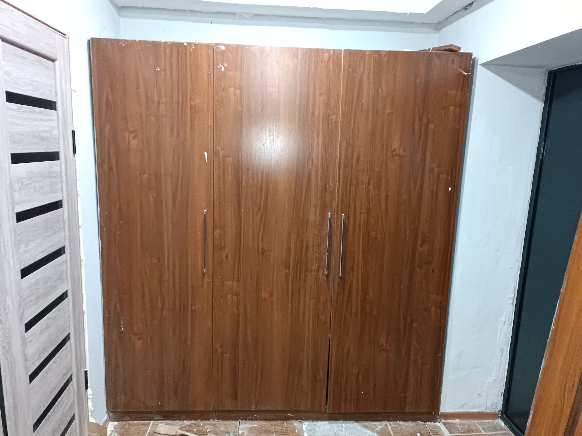 Продам двери межкомнатные и шкаф гардероб