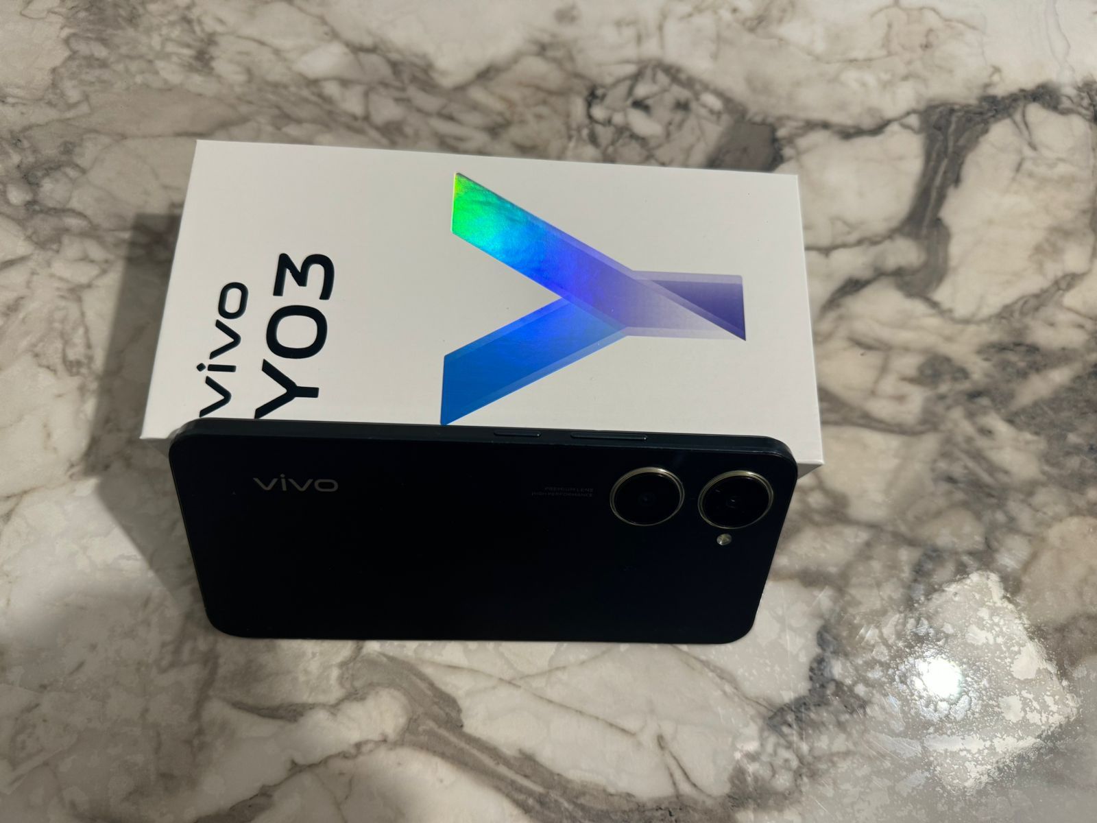 VIVO Y03 в черном цвете