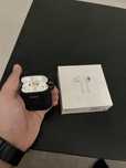 Продам оригинальные airpods 2 с чехлом беспроводной зарядки