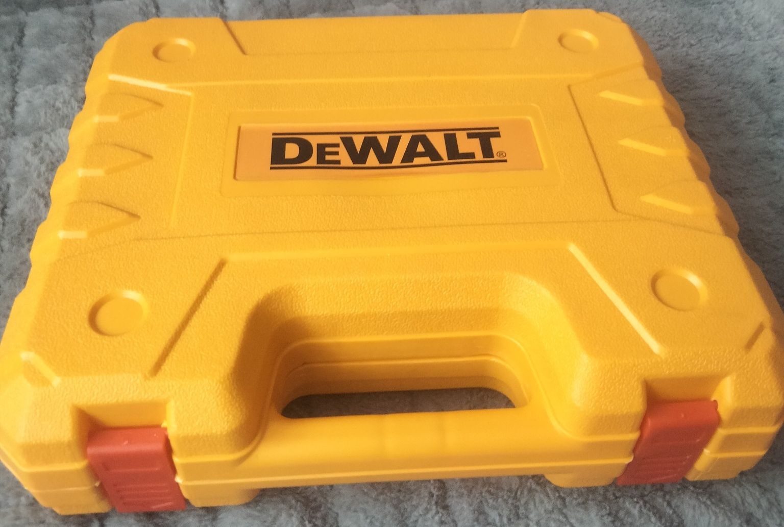 Шуроверт DeWalt+в подарок набор инструментов.