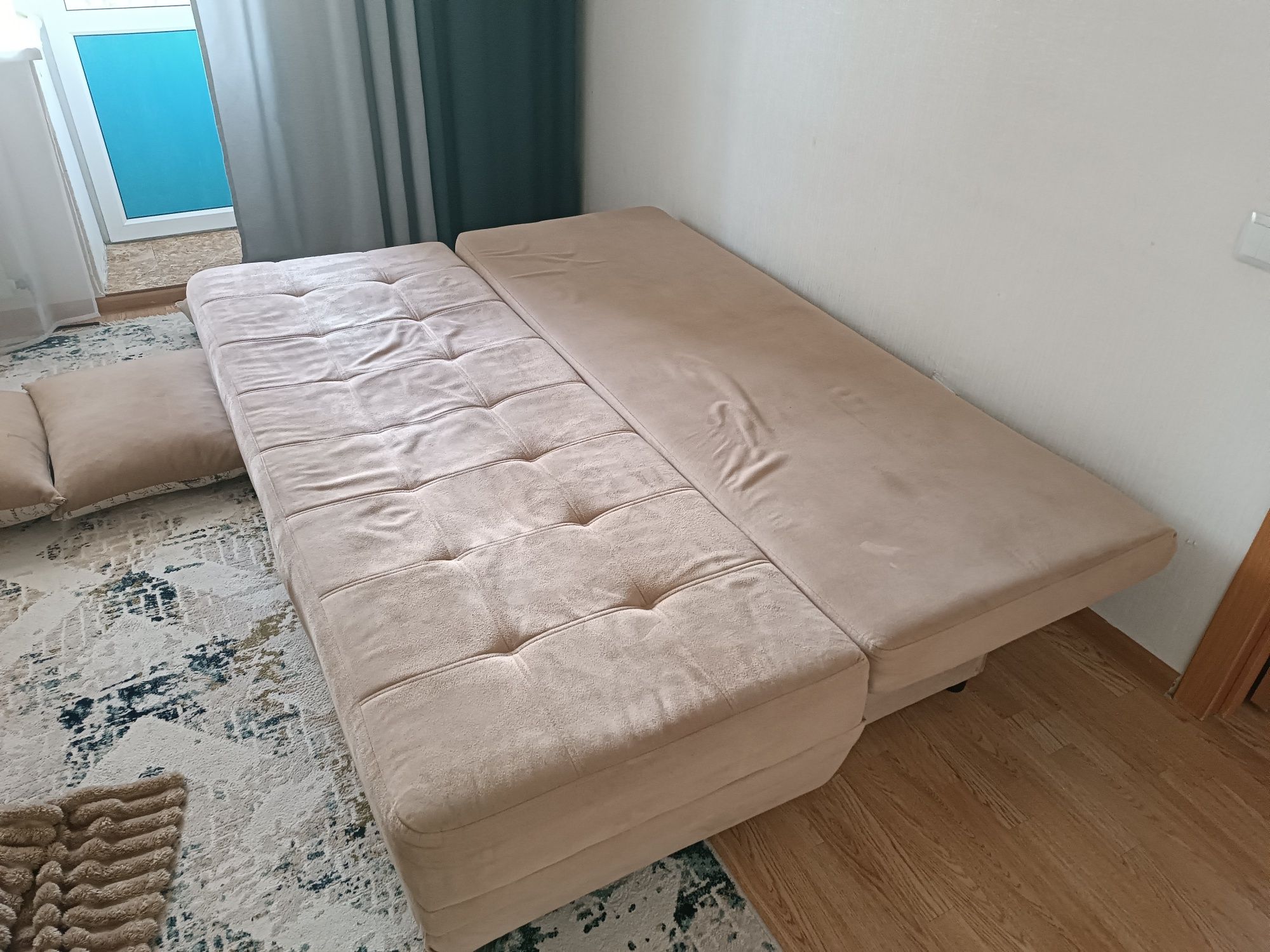 Продам раскладной диван , с полкой внутри. В комплекте есть подушки 3