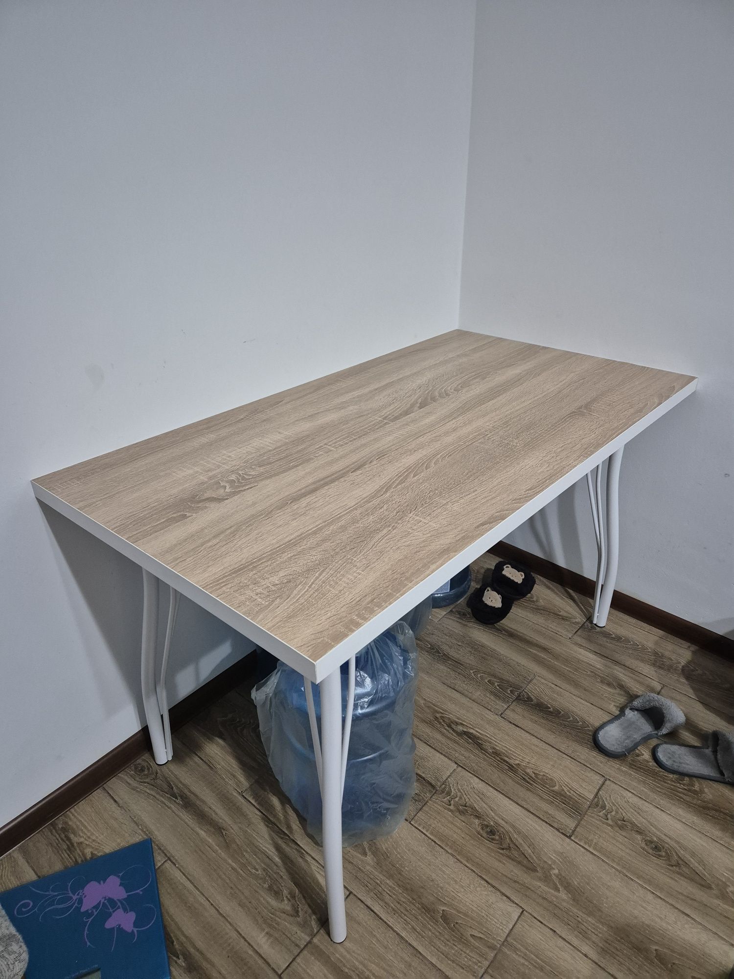 Продается стол (+4 стулья) 130см×70см