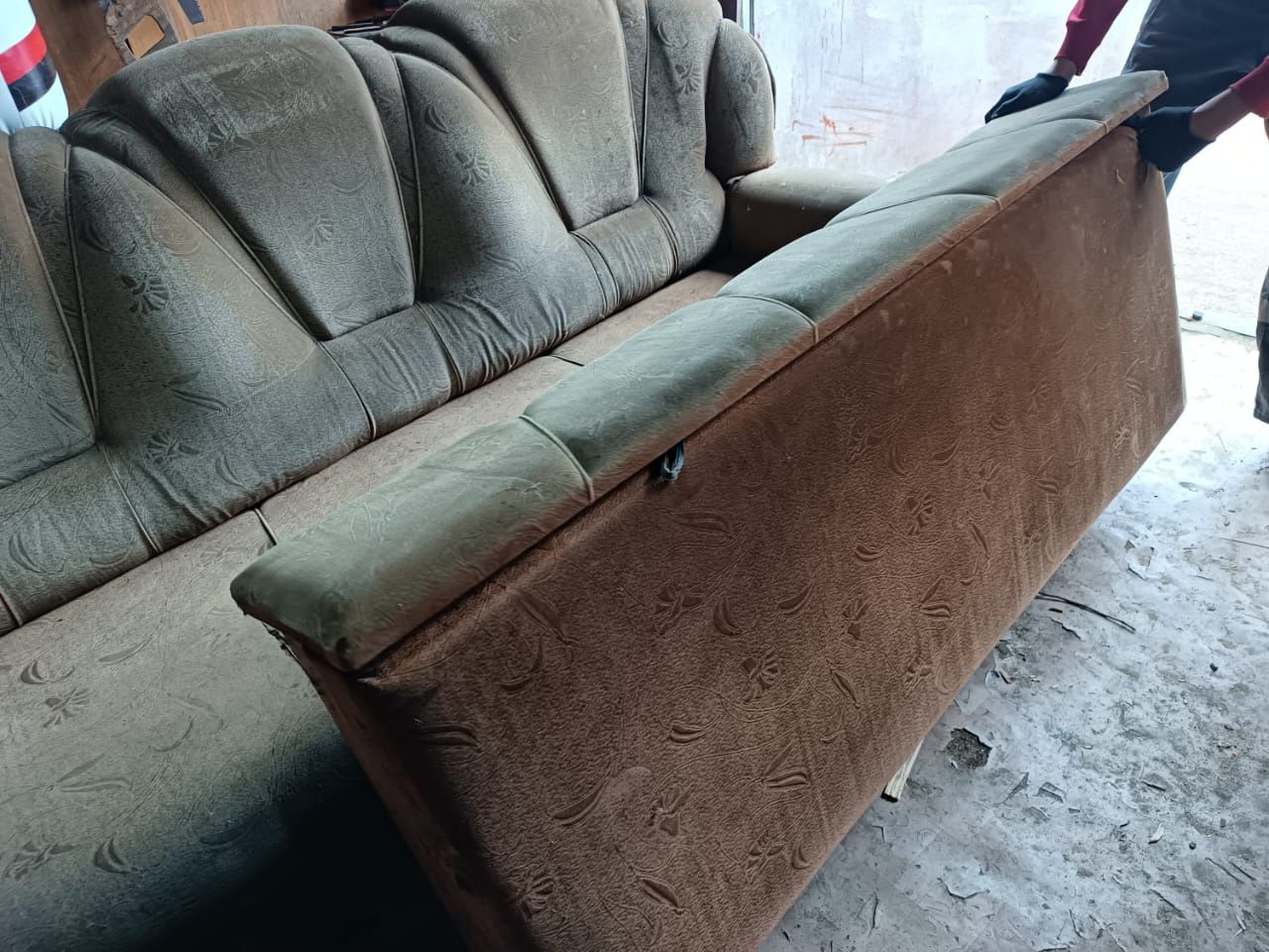 СРОЧНО ПРОДАМ ДИВАН (торг уместен)
