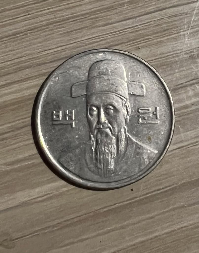 Монета корейская 100 вон Южная Корея