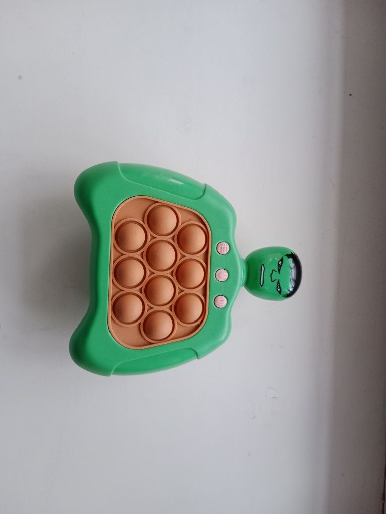 Продаю электронный попит игрушку, с музыкой, бу
