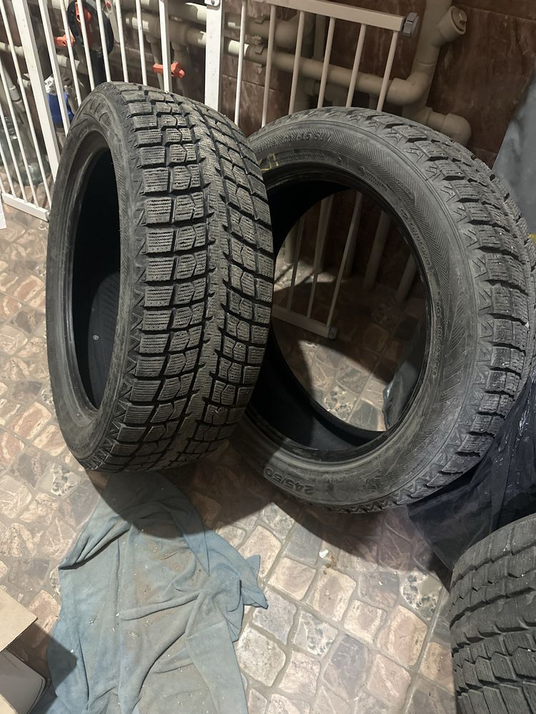 Продам шины липучка 245/50 R20