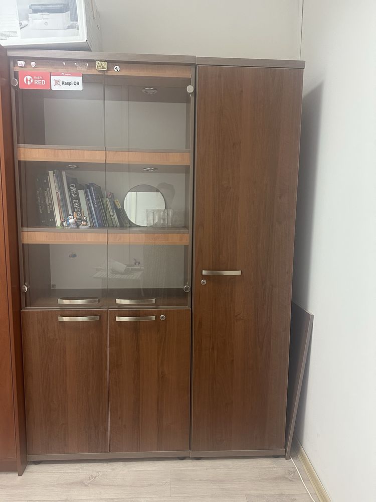 Срочно продам Сервант- шкаф
