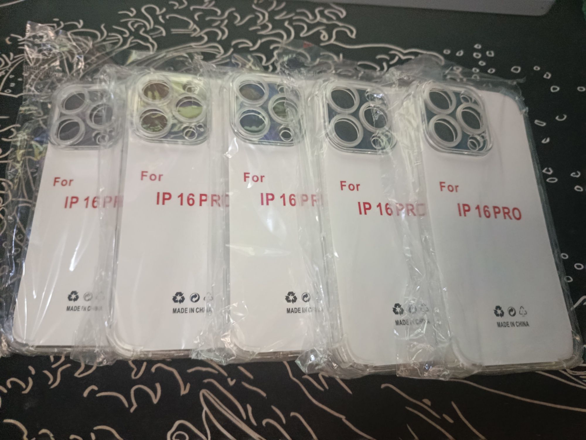 продам 5 чехлов на IPhone 16 Pro
