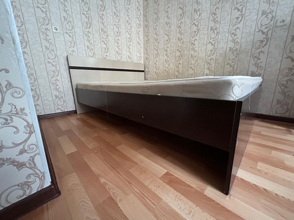 Продам кровать с матрацем