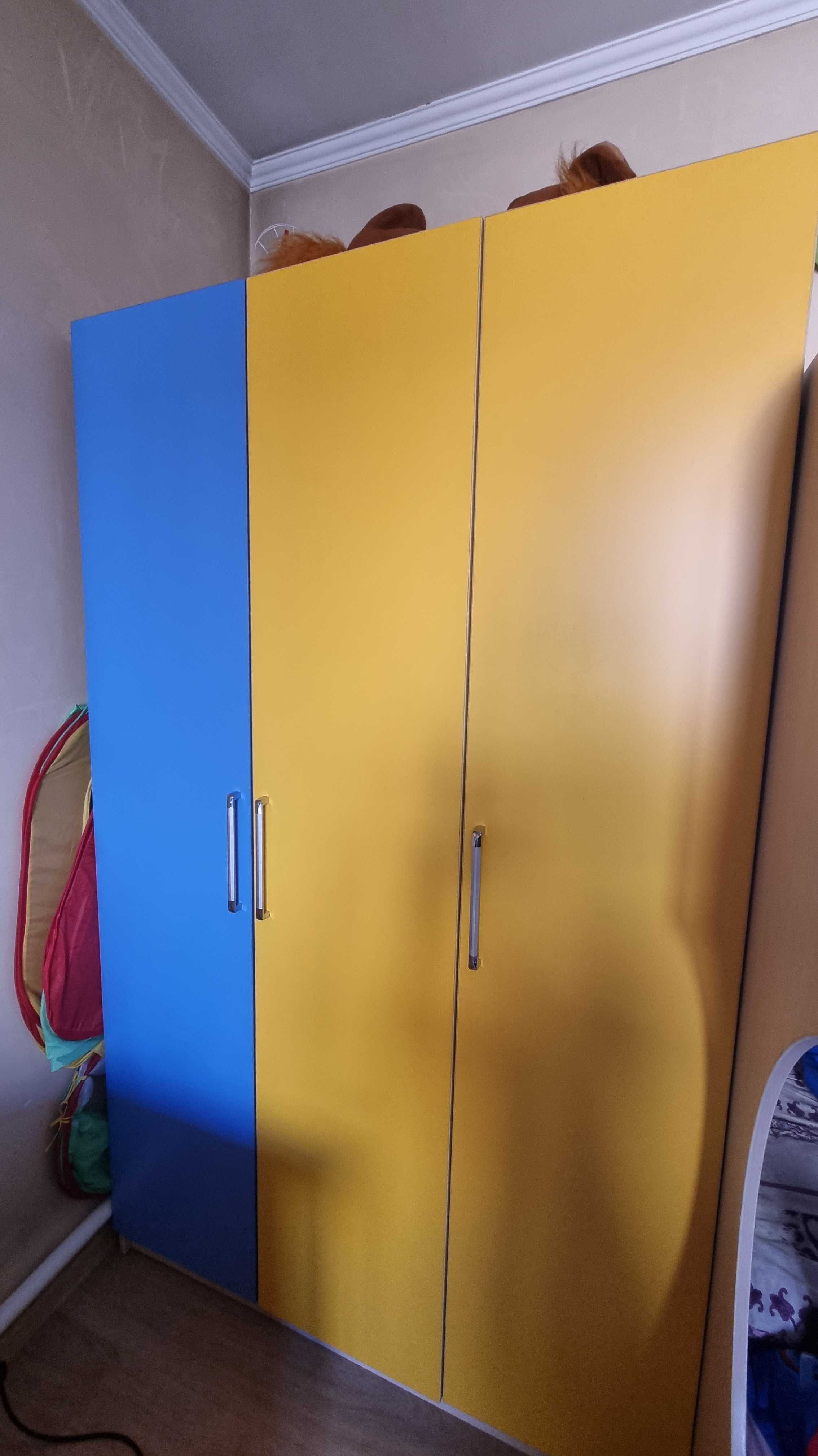 Угловой шкаф с тумбами в детскую.