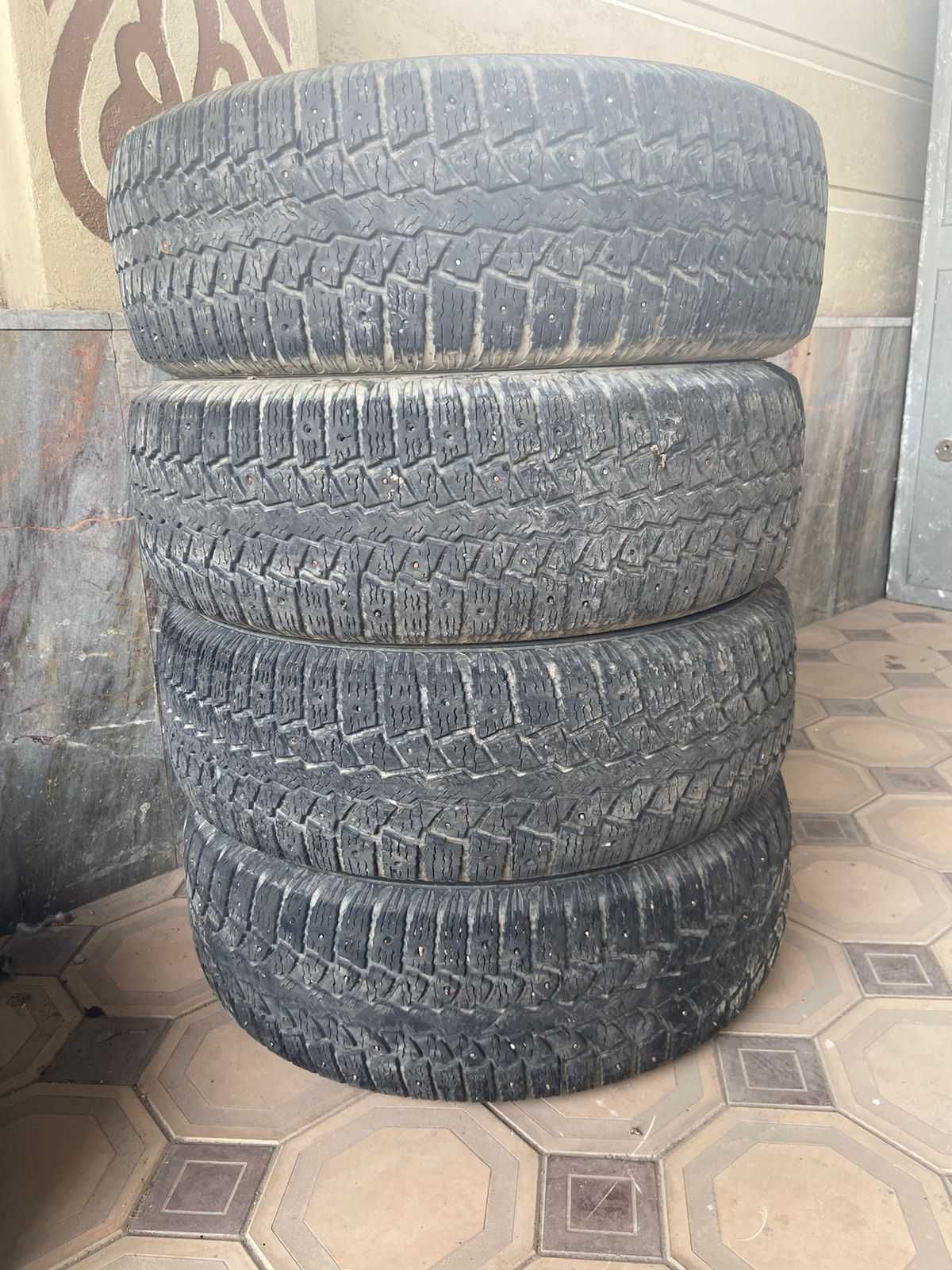 Зимние шины 235/65 R17