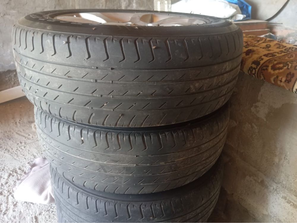 Продам диски с шинами оригинал R16