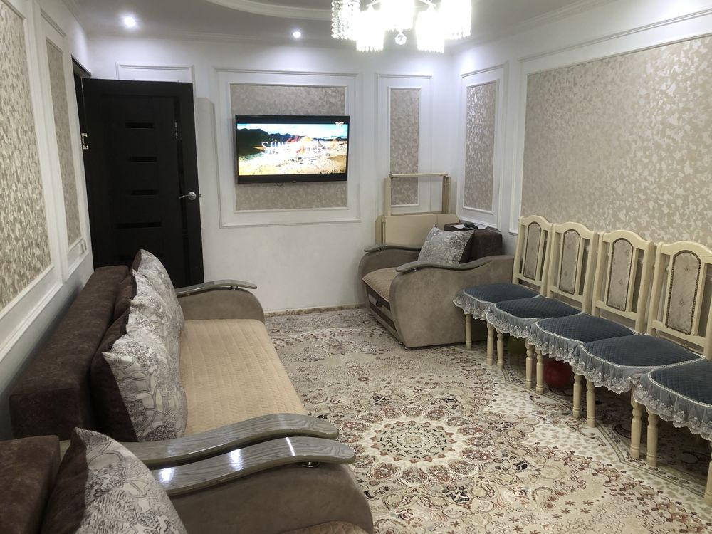 стол стулями для гостиной