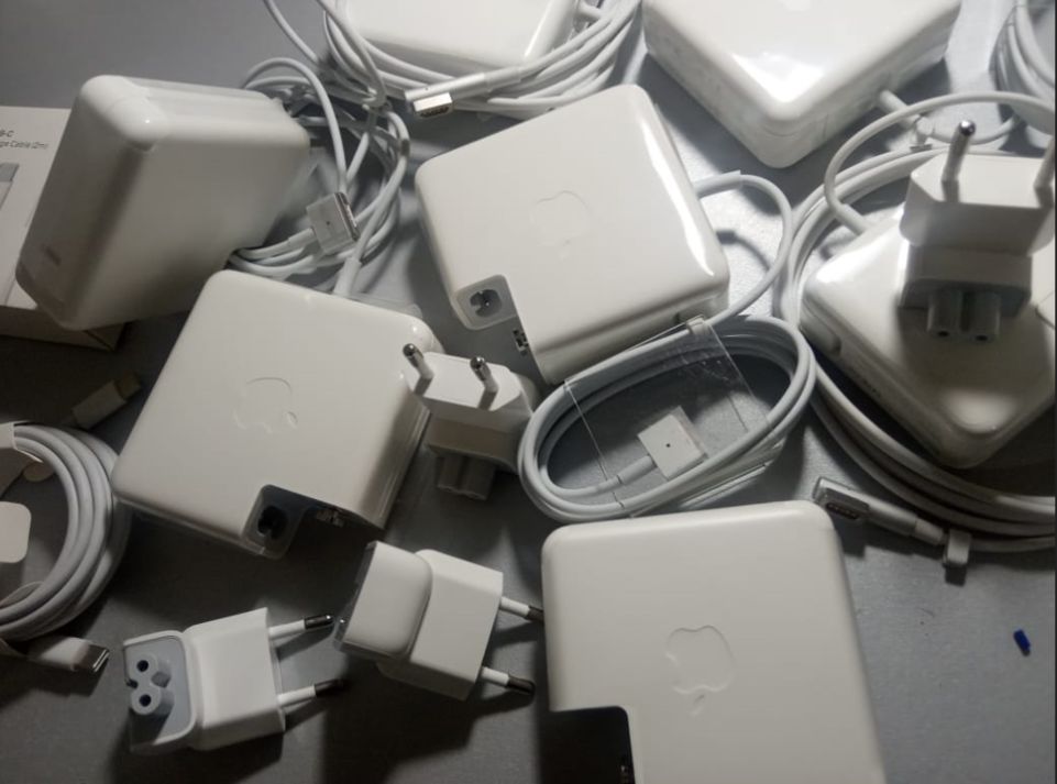 , на MacBook 45W - зарядка, блок питания -