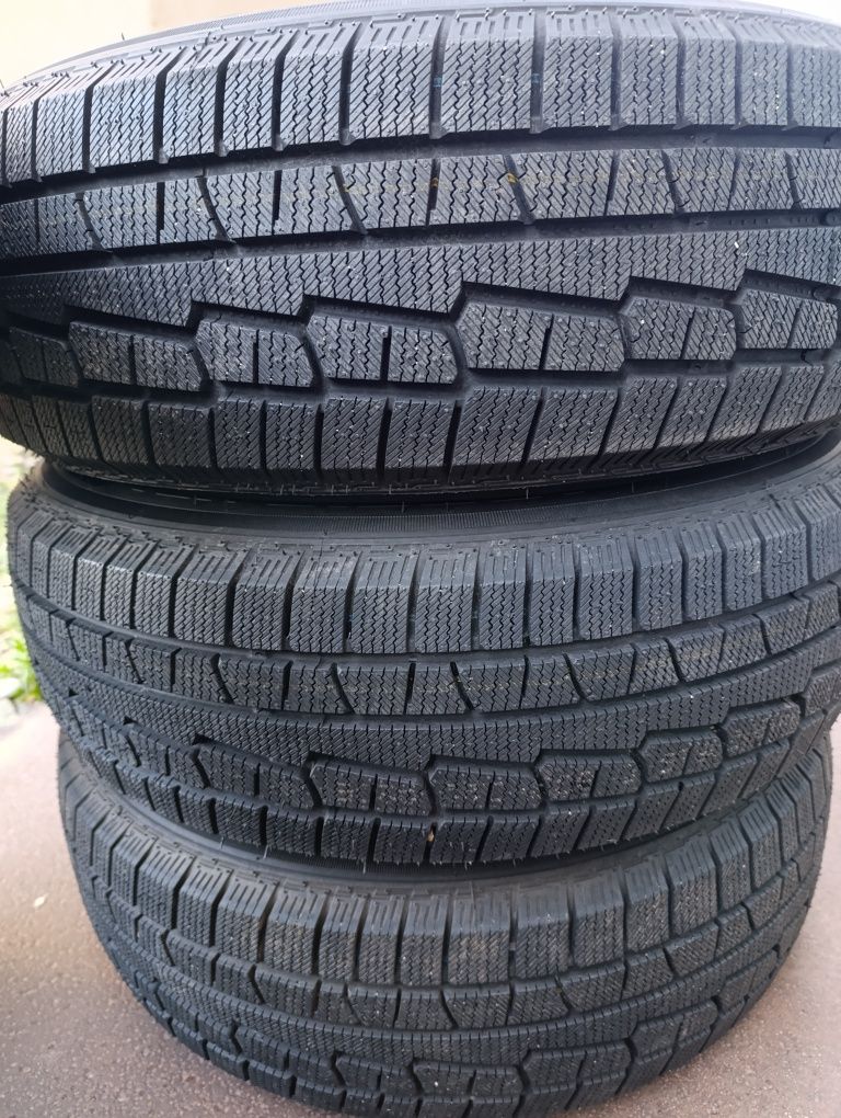 Продам зимнюю резину 205/70 R 15 липучка ( пр-во Китай )