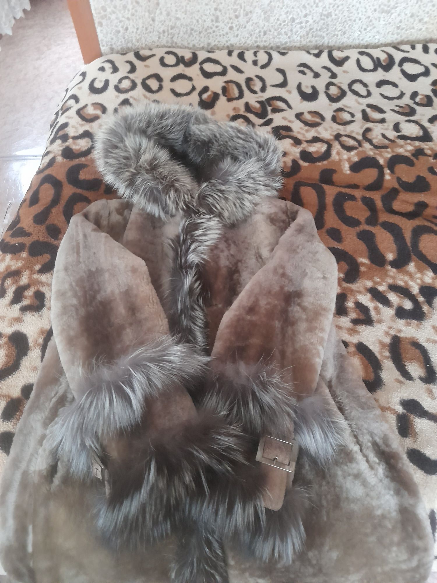 Продам  шубу мутон с чернобуркой.