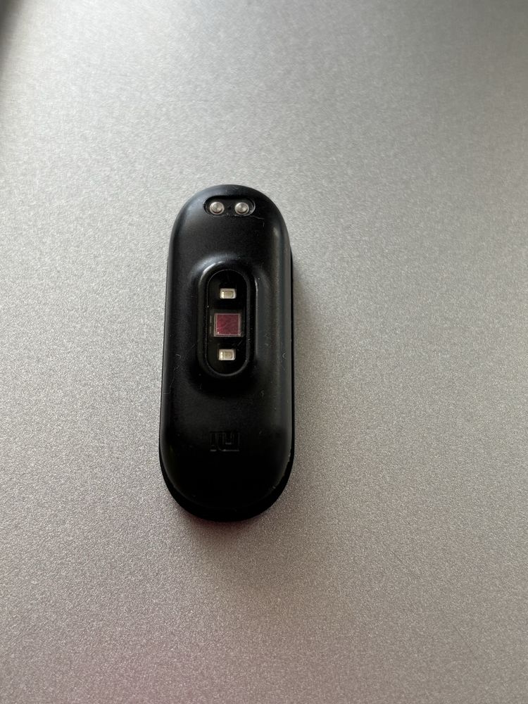 Mi Band 4 самый миниатюрный (рабочий, заряд держит, отдам быстро)