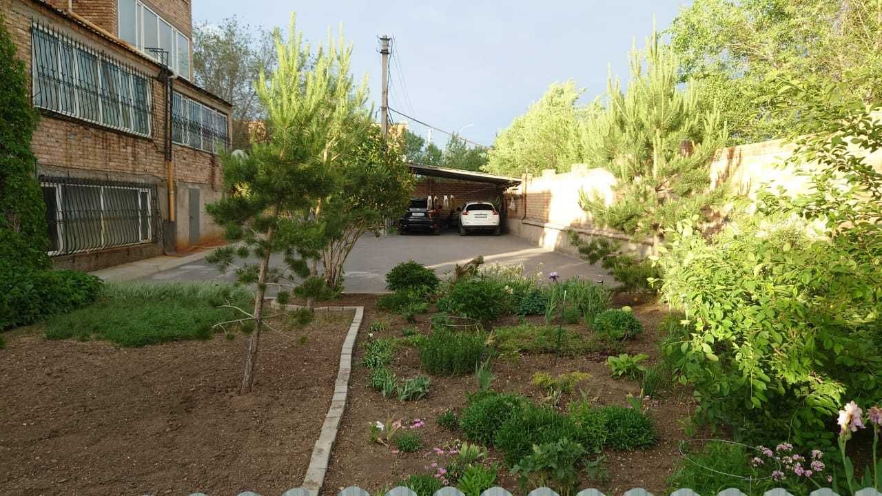 таунхаус  с садом , террасой и крытой парковкой