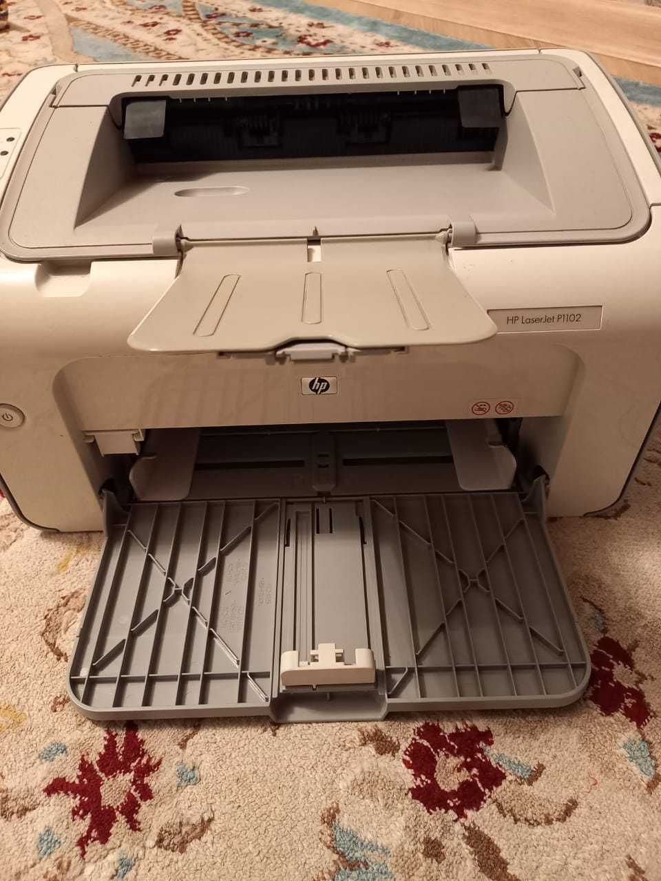 принтер HP 1102 в идеальном состояний печатает отлично HP LJ 1102