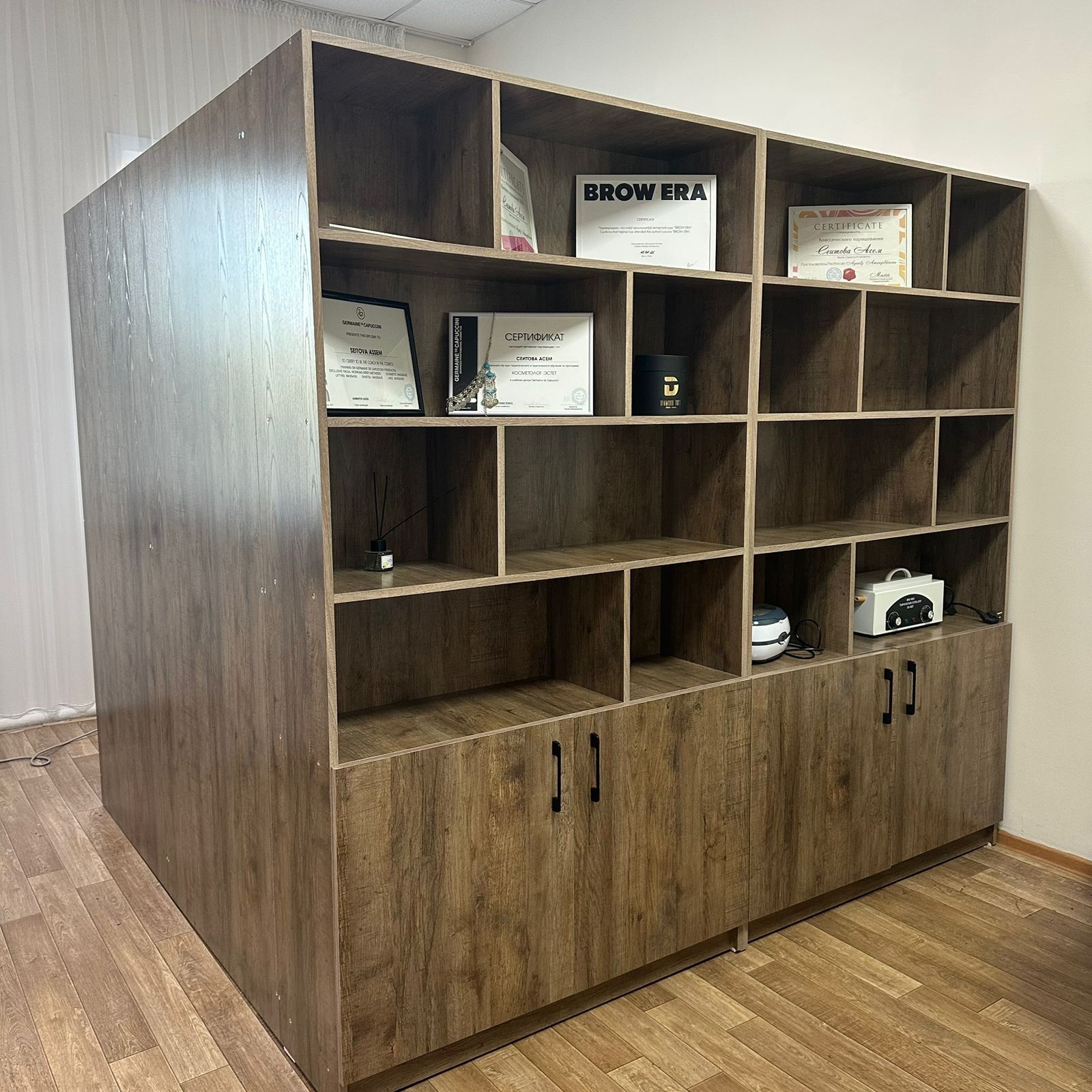 Продам шкаф с перегородкой со встроиными полками