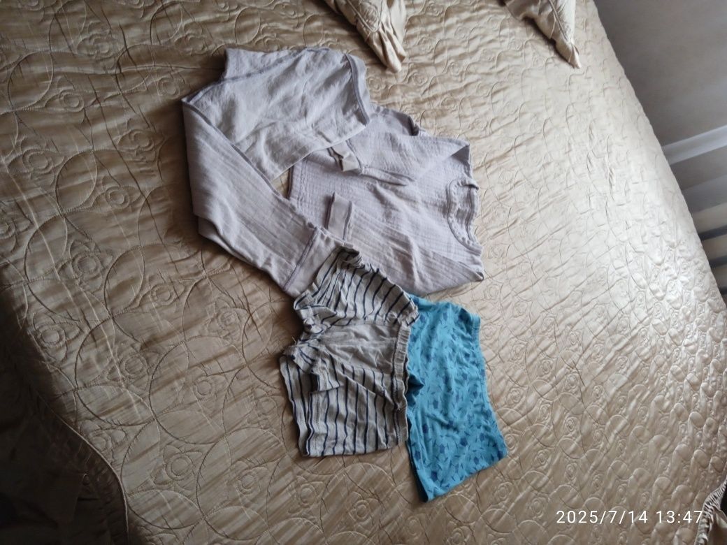 Отдам даром разную детскую одежду и обувь