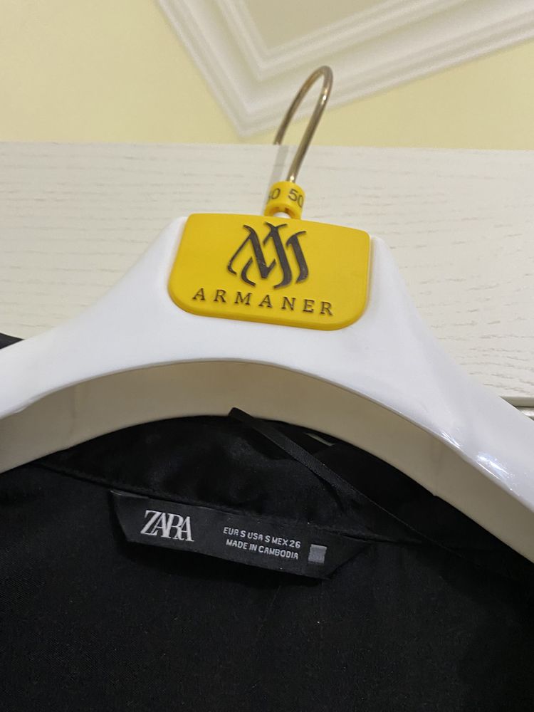 Чёрное атласное платье Zara