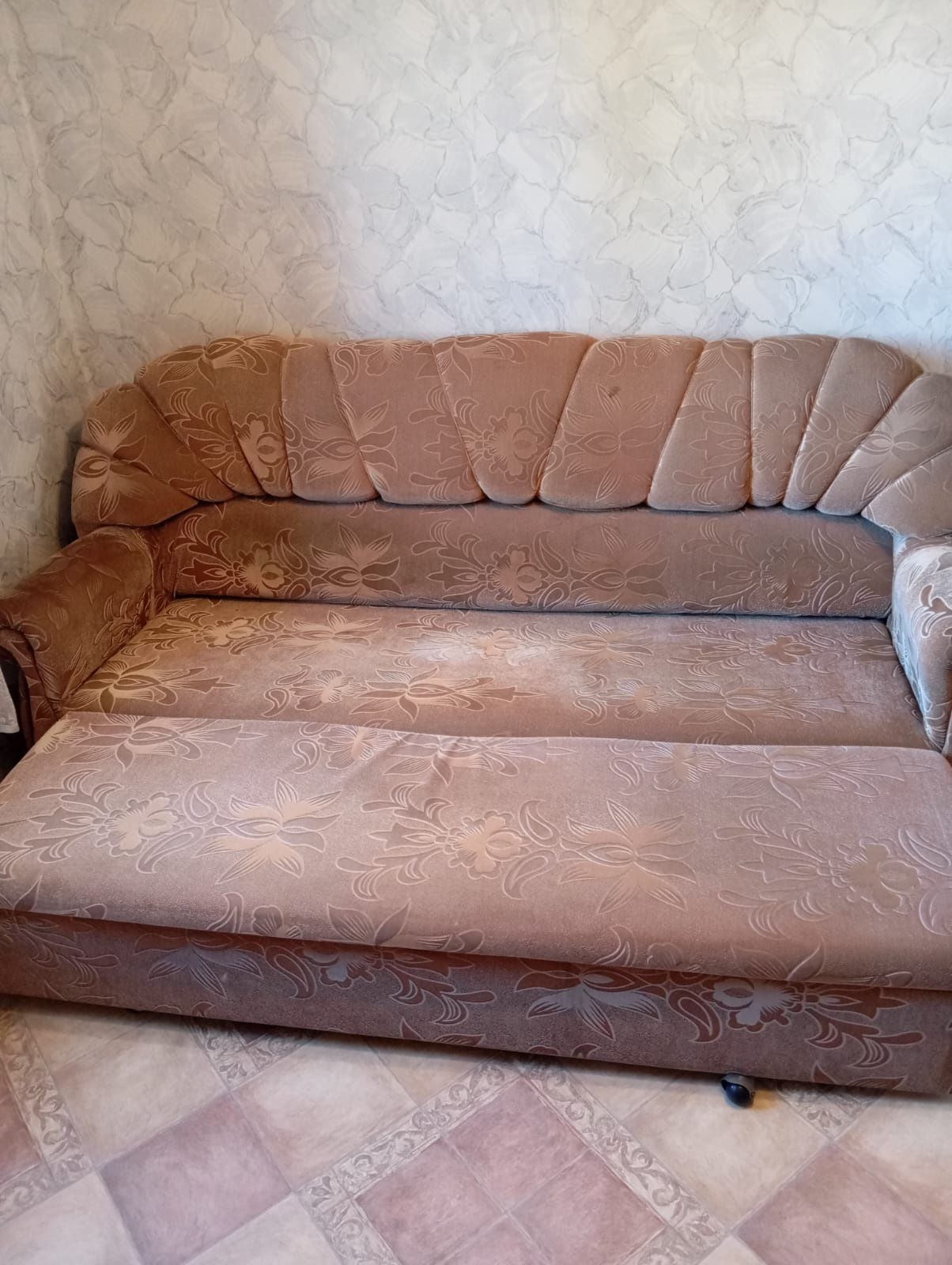 Продам диван и два кресла.