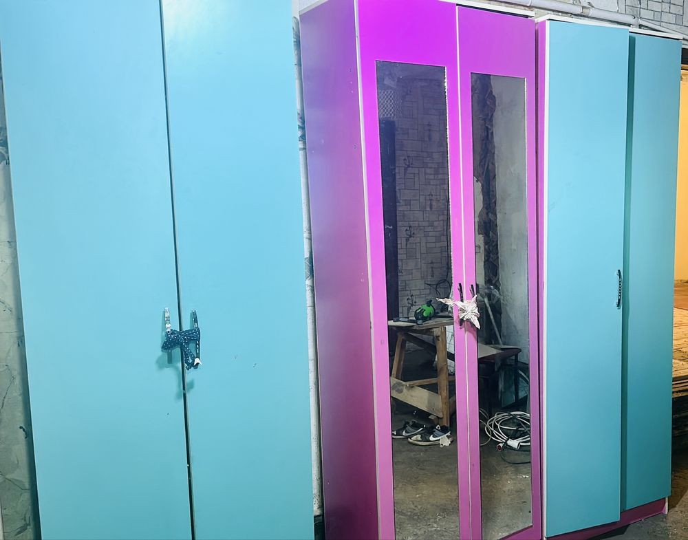 Продам детский 3 шкафа + стол и кровать