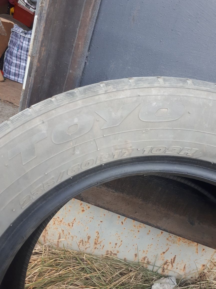 Продам б/у резину 235/60/17!!!