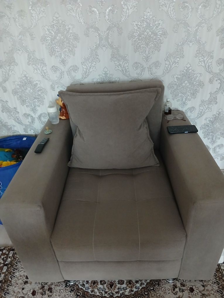Продам угловой диван и кресло . Кресло раскладное.