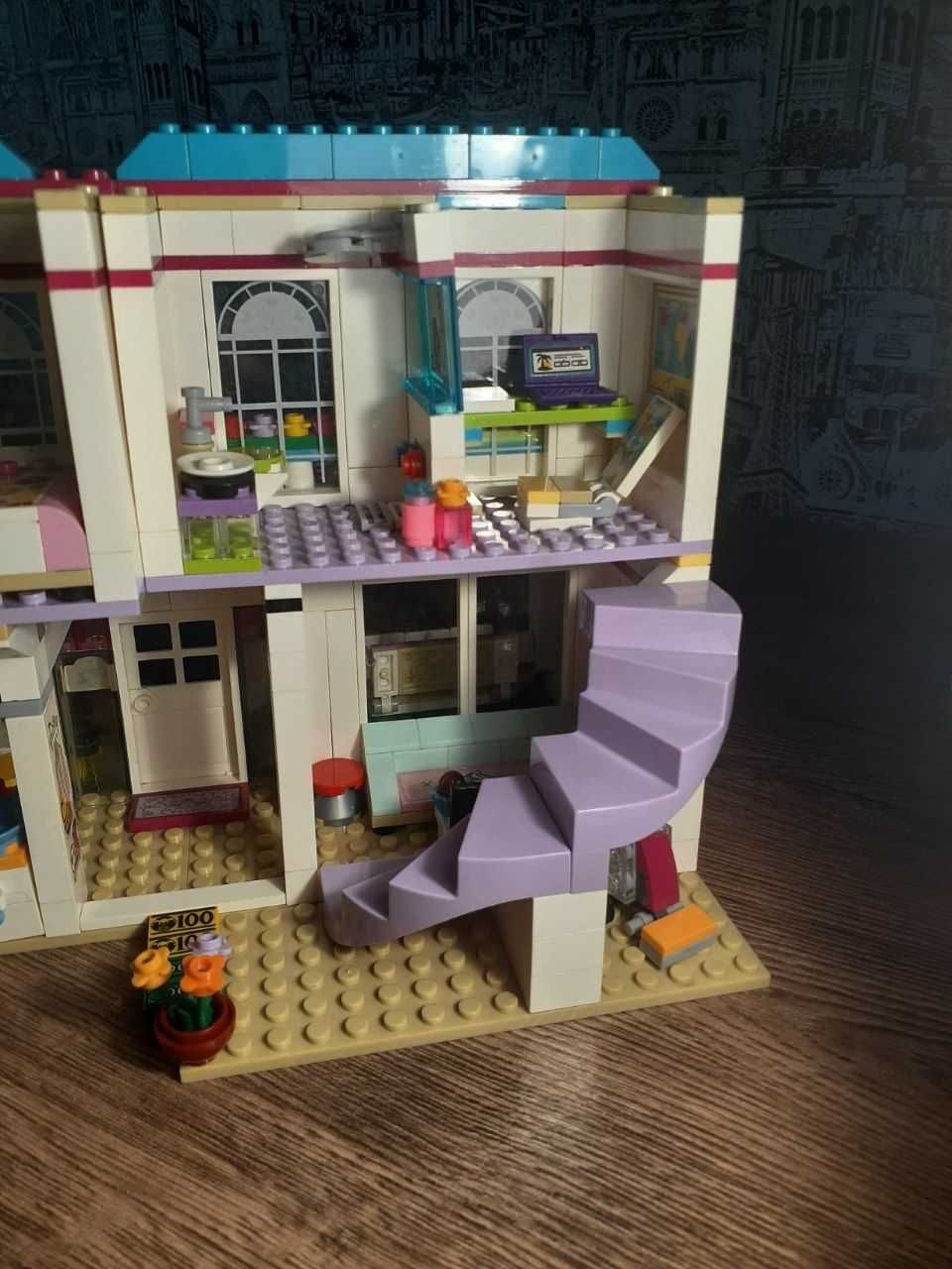 LEGO Дом для девочек с мебелью и двориком и персонажами с мопедом