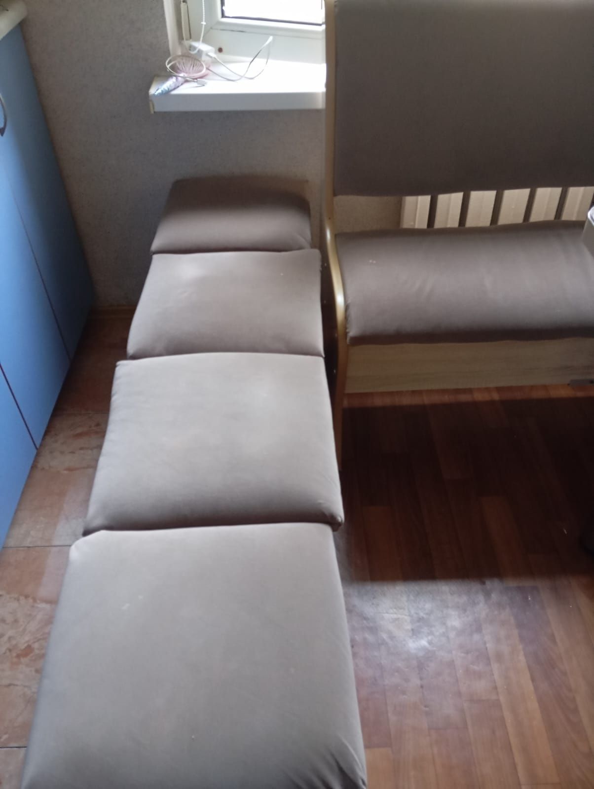 Продаётся кухонный диван с 4 табуретками