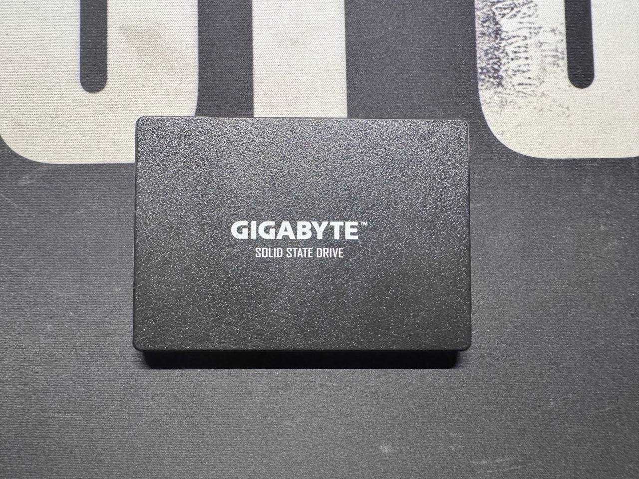 Продам SSD 240 ГБ Gigabyte (с коробкой)