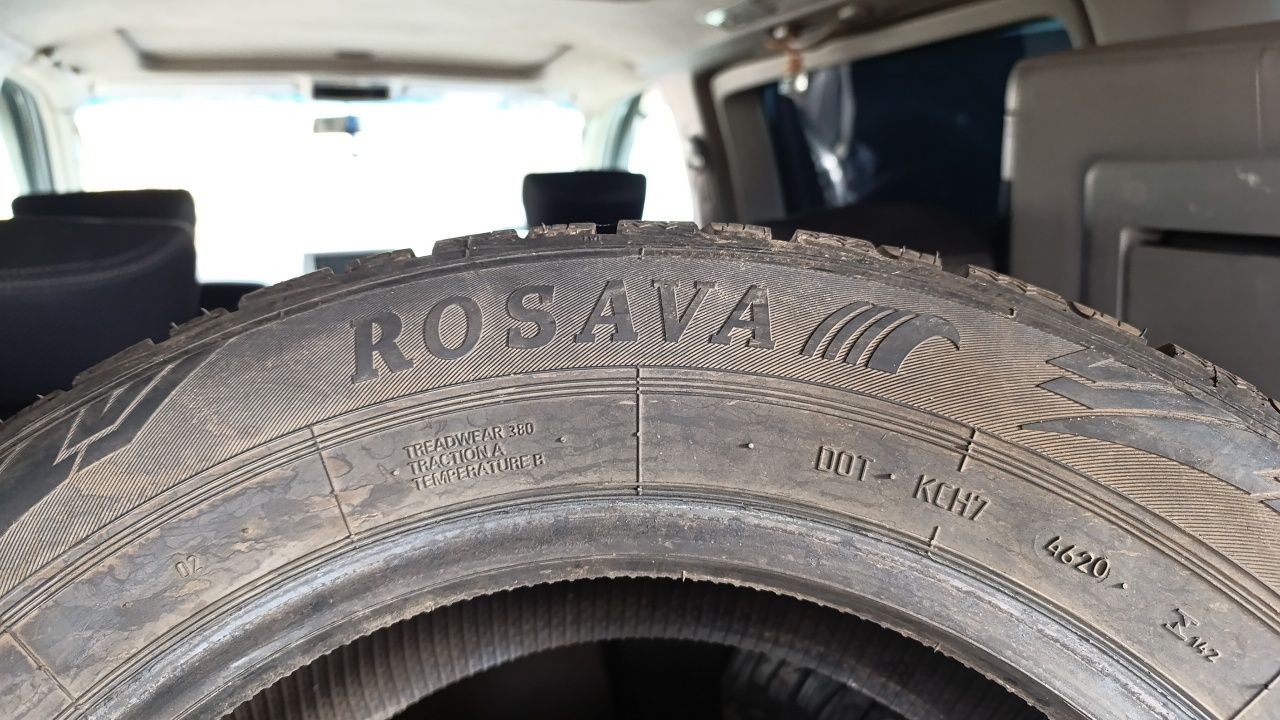 Продам резину зимнюю,  Rosava в хорошем состоянии ездила мало .