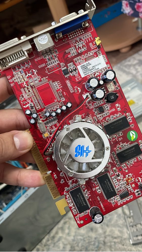 2 оперативы по 1gb, видеокарта 256, звуковая карта, материнка , процес